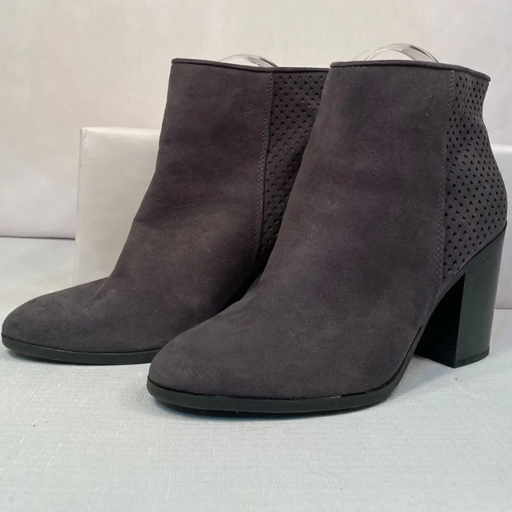 GRAY SUEDE BOOTIE BY AMERICAN EAGLE 3.5” STACKED HEEL BACK ZIPPER SIZE 9 EUC